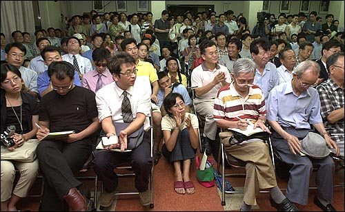 수 백명의 사람들이 토론회가 열리는 흥사단 강당을 가득 메웠다. 